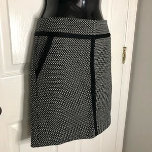 Loft wool skirt size 4, color black & white very pretty no rips or stains